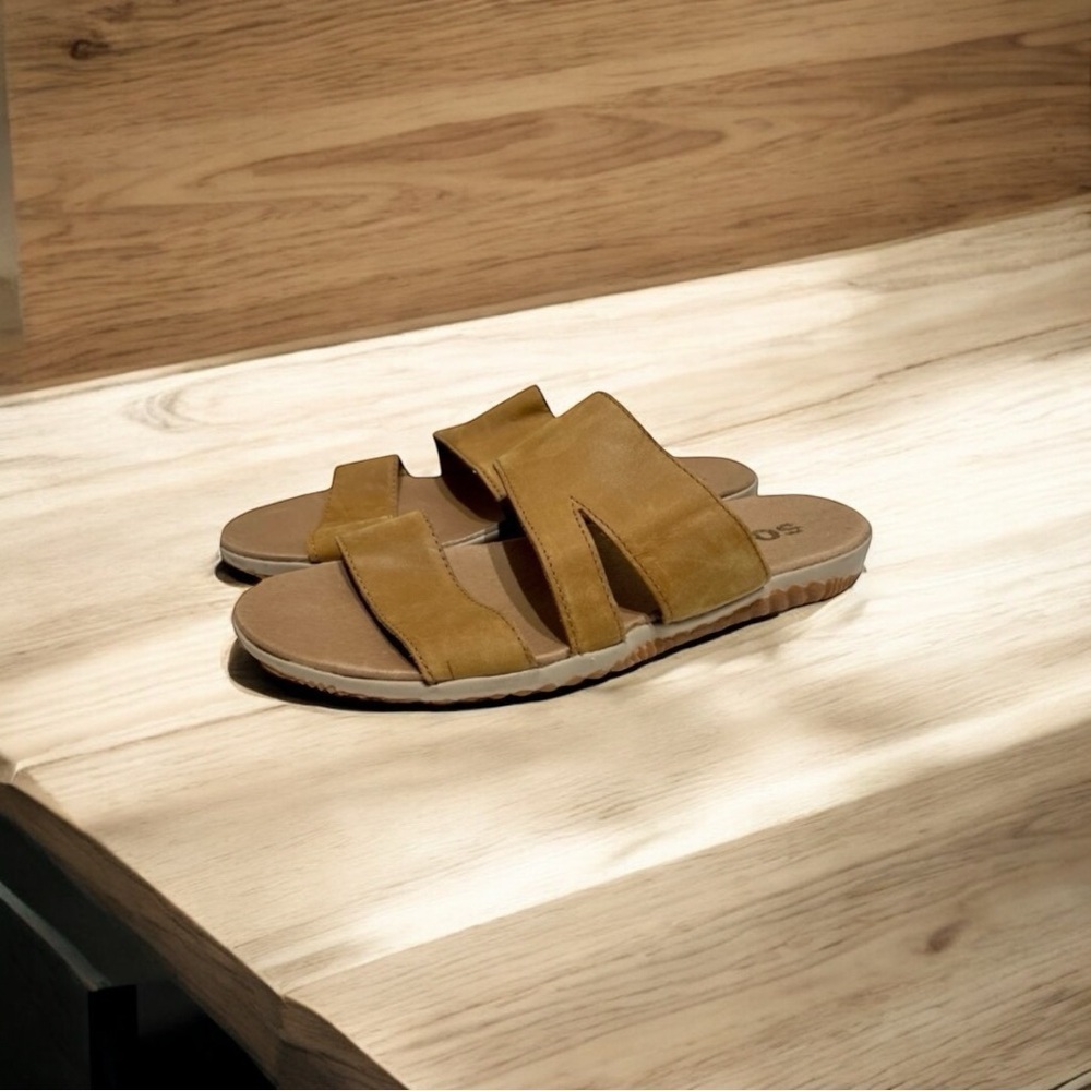 Womans Sorel “Out And About Leather Slides”
